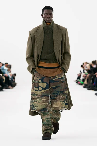 Look 16